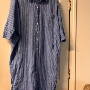 Universal Thread Women’s Blue and White Striped Casual Shirt, size L